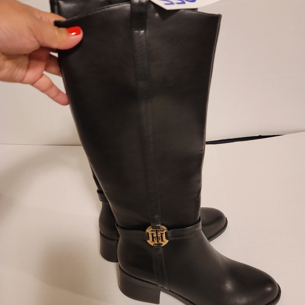 Tommy Hilfiger ladies boot Sz 7.5 block heel NWOT